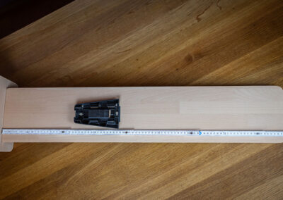 Zwei rechteckige Holzbretter liegen bereit.