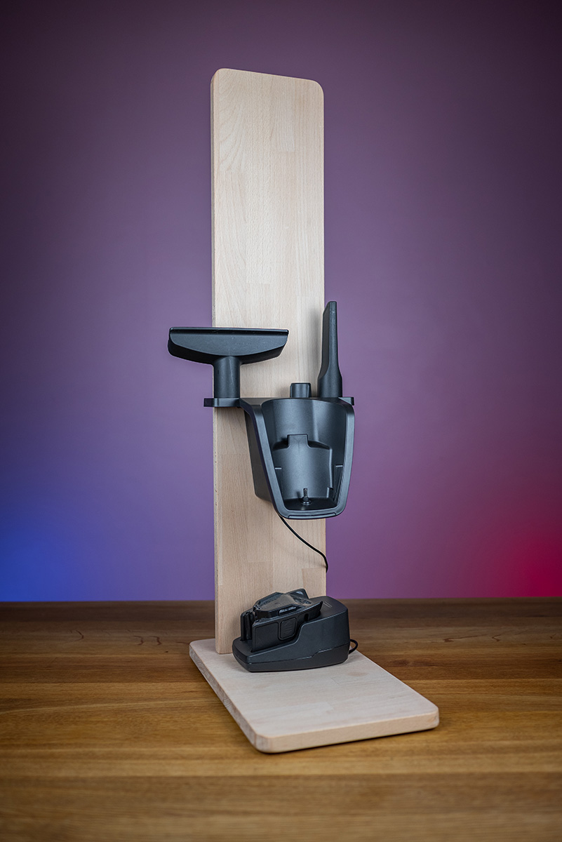 Minimalistisches DIY-Projekt Seitenansicht eines minimalistischen Staubsaugerhalters aus zwei Holzbrettern.