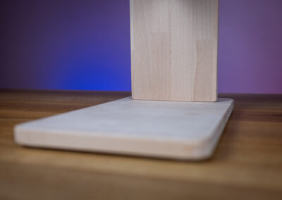 Nahaufnahme der L-förmigen Konstruktion des DIY-Staubsaugerständers.