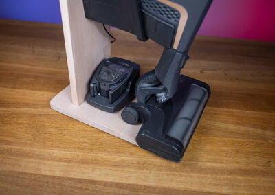 Detailansicht des stabilen Standfusses des selbstgebauten Staubsaugerständers.