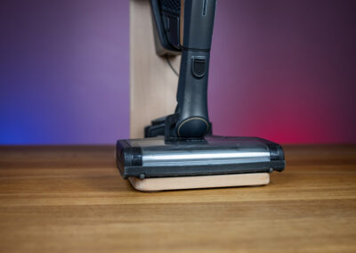 Der fertige DIY-Holzständer steht als dekoratives Element in einem modern eingerichteten Flur.