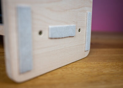 Nahaufnahme einer versenkten Schraube, die zwei Holzbretter stabil verbindet.