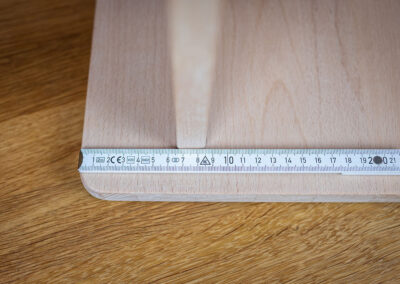 Die Bodenplatte und das lange Rückbrett werden im 90-Grad-Winkel zusammengefügt.