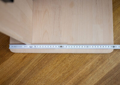 Werkzeuge wie Akkuschrauber, Holzschrauben und ein Meterstab werden benötigt.